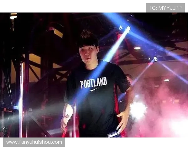 小杨将演唱会前夕媒体人揭秘开拓者休息日与新秀整蛊活动